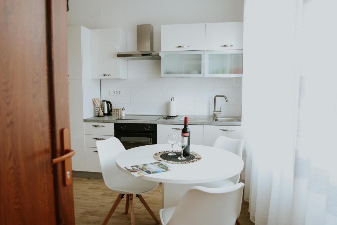 Apartman Nikola Gospic Ngoại thất bức ảnh